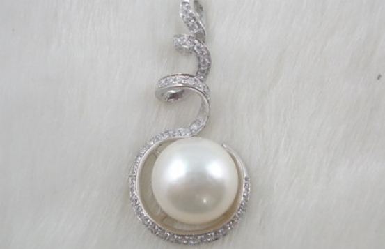 Pendant with a Pearl MILKY WAY