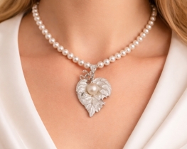 Pearl Necklace Amor with Dionysus Pendant