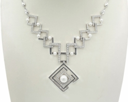Silver Pearl Necklace with Square Peandant 