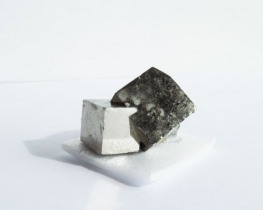 Mineral PIRIT kocka