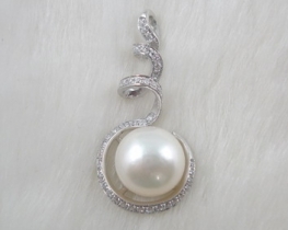 Pendant with a Pearl MILKY WAY