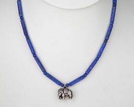 Ogrlica lapis lazuli z obeskom slonček