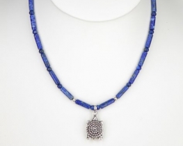 Ogrlica Lapis lazuli z obeskom želva
