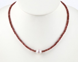 Necklace Orissa Garnet with Pearl