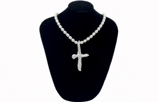Biserna ogrlica z obeskom križ