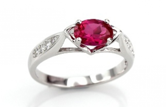 Srebrn prstan LOVE BEAM Crown z rubinom